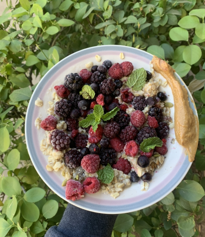 Berries and oats porridge