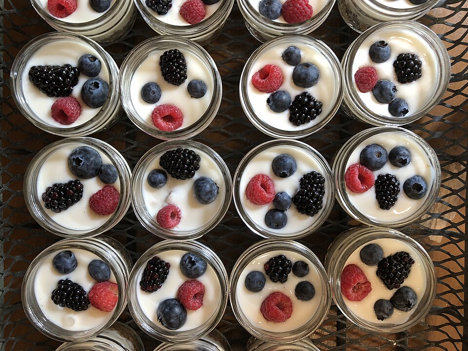 Yoghurt berries granola